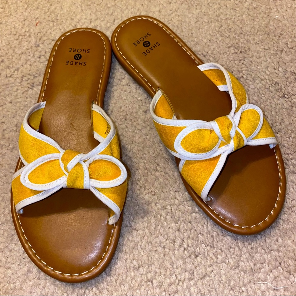 ☀️SHADE & SHORE YELLOW AND WHITE BOW SANDALS😎